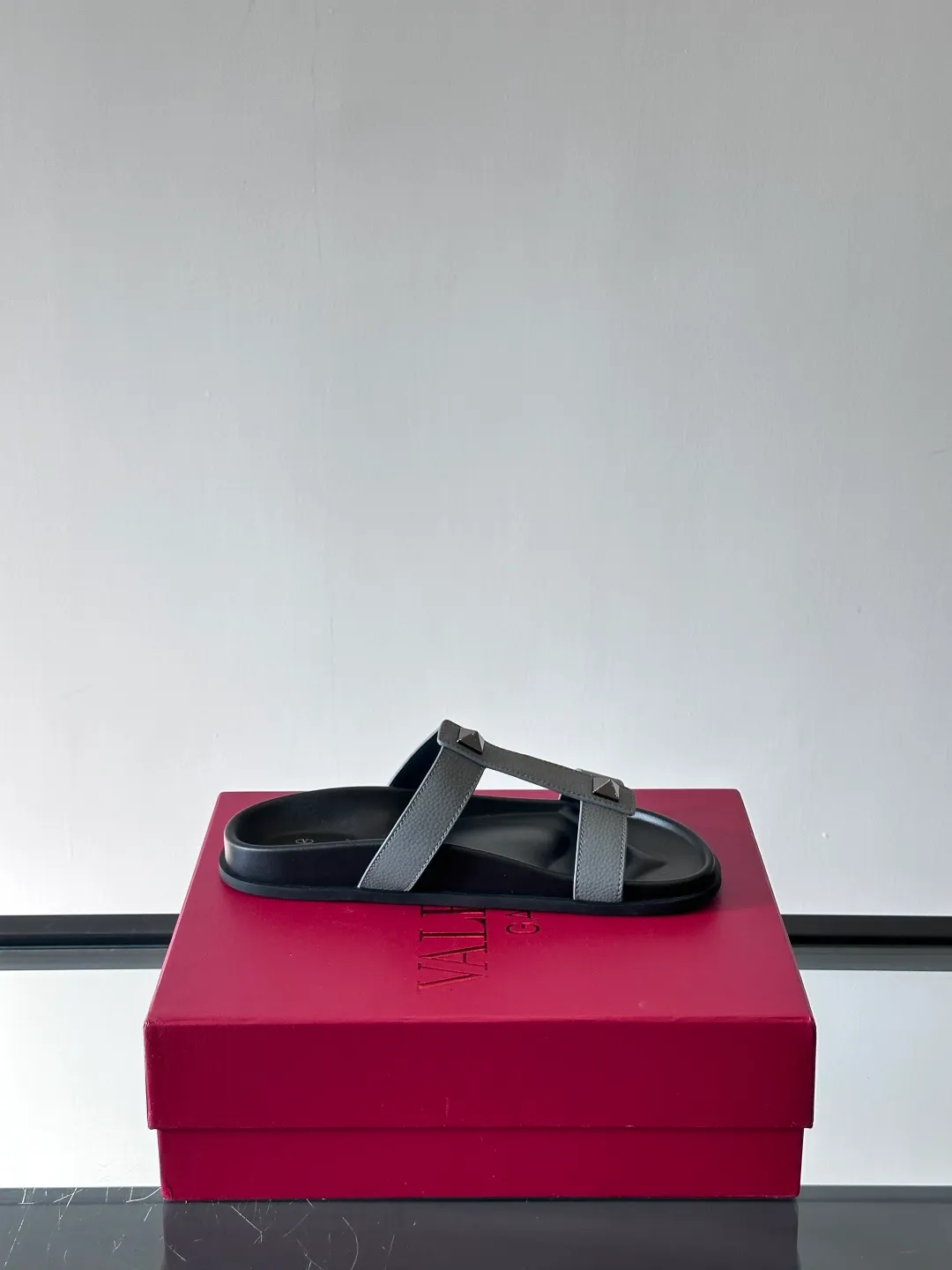Men's shoes 💰p320 "VALENTINO" Valentino Men's 🧍‍♂️ Spring and summer new style metal rivet flat slippers, elegant sandals, the same style worn by celebrities, original molding, imported calfskin. Rubber outsole. Soft and durable, full set of counter packaging size: 39-44 (customized at 38.45.46)
